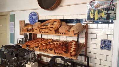 Dagtocht Bree Tours. Volledig verzorgde dagtocht Klompenkunstenaar Martin Dijkman met een rondrit o.l.v. gids rondom Luttenberg en een bezoek aan het “Bakkerij- en IJsmuseum” in Hellendoorn.