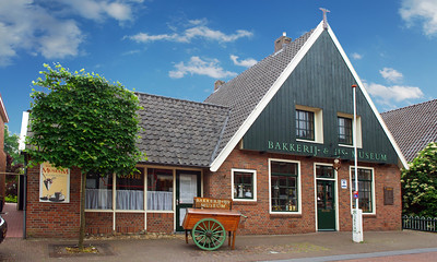 Volledig verzorgde dagtocht Klompenkunstenaar Martin Dijkman met een rondrit o.l.v. gids rondom Luttenberg en een bezoek aan het “Bakkerij- en IJsmuseum” in Hellendoorn.