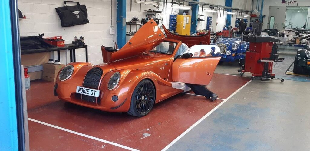 Morgan Car Company Engeland Bree Tours Fabrieksuitje